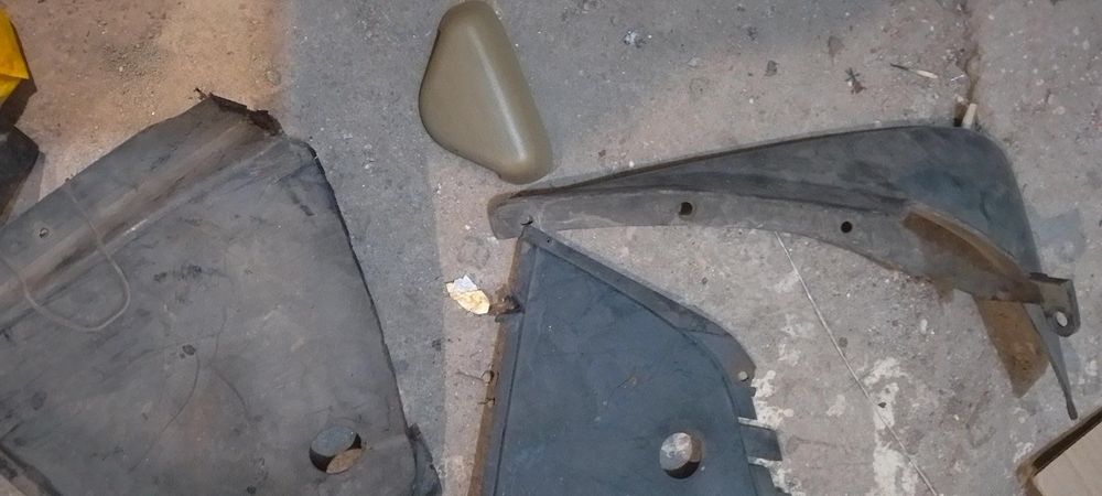 Продавам части за мерцедес CLK 200 kompressor.