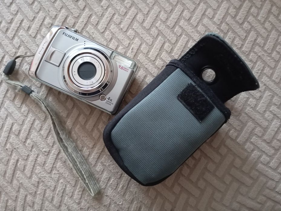 Ретро фотоапарат Fujifilm FinePix (9.0 MP, 4x оптичен зуйм) + калъф