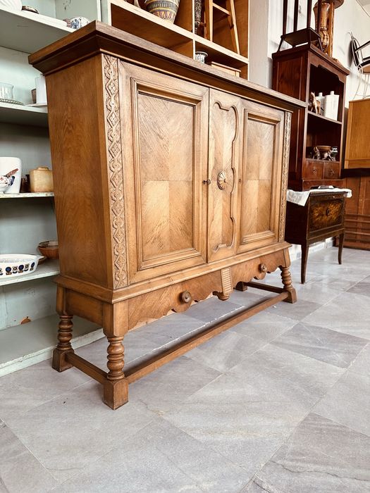 Антикварен дъбов шкаф / буфет с резба и фурнир