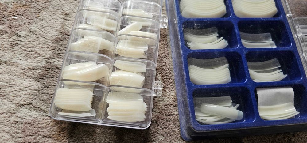 cutii cu unghii false