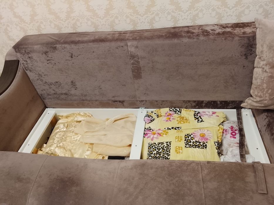 Продам угловой диван с пуфиком