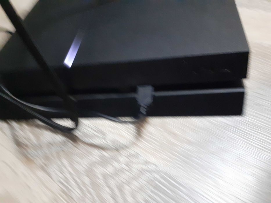 Продавам ps4 slim 500gb
