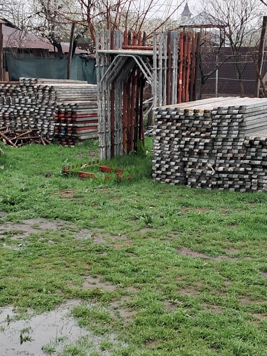 Vând schela și accesorii schela