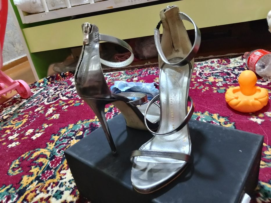 Женские туфли на каблуке