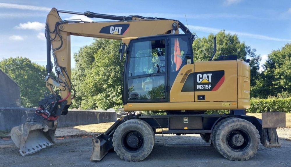 Închiriere Mini Încărcător Șenilat Caterpillar – Servicii Profesionale