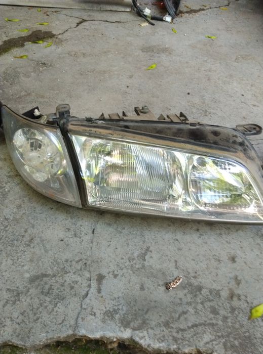 Ляв фар с мигач за Мазда 626 2000 година ляв и десен