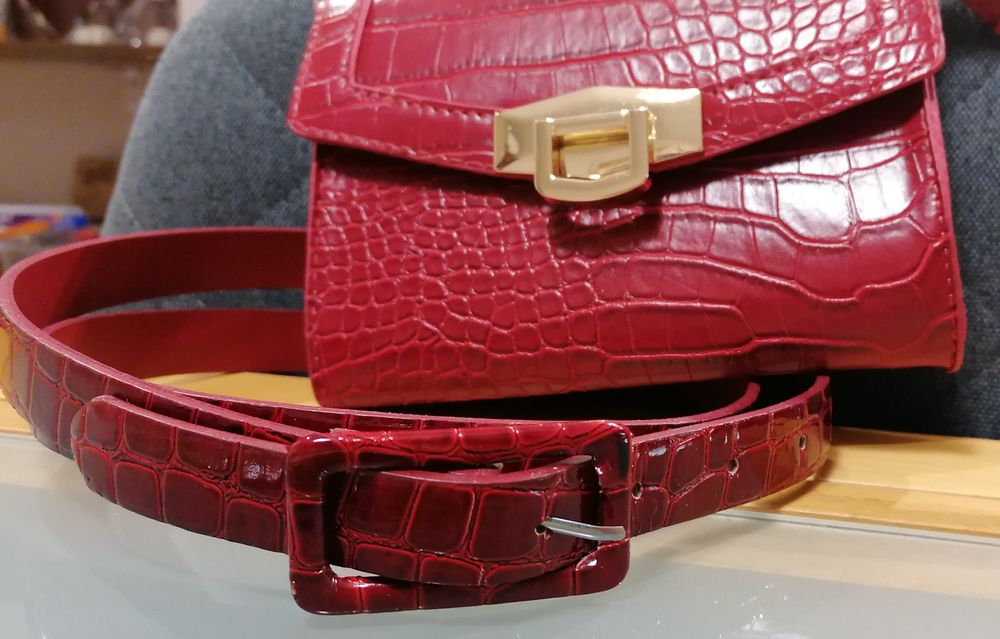 Подарък колан + Дамска чанта за през рамо. червена със златна катарама