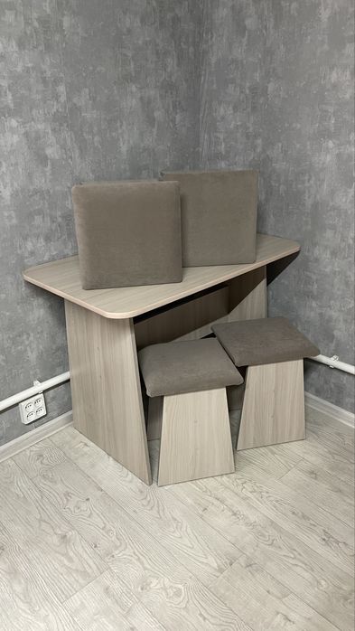 Обеденная зона (Стол, 4 табуретки)