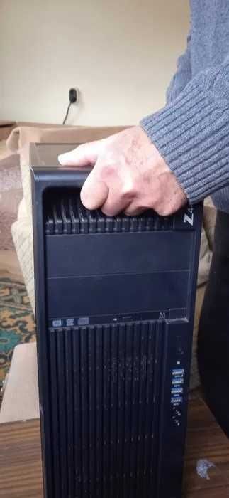 Два маркови настолни компютъра и принтер