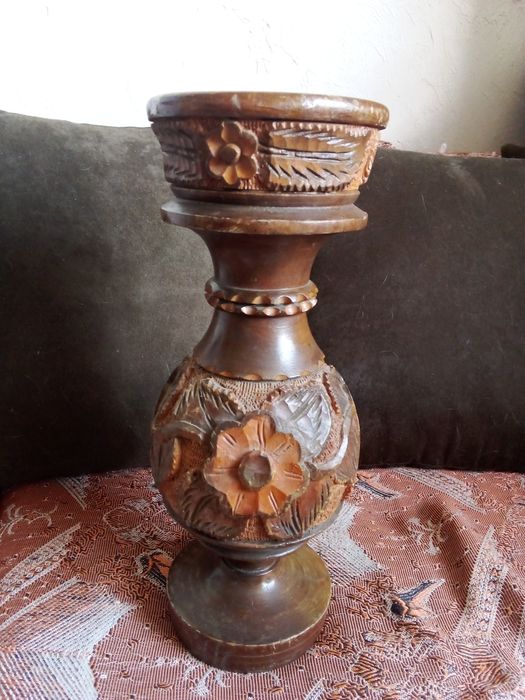 Старинна ваза за изкуствени цветя