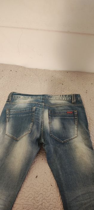 Pantaloni Denim.