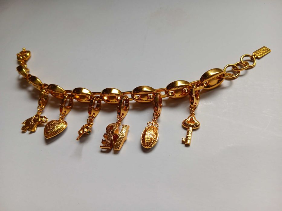 Brățară cu talismane interschimbabile „Love-Luck” de la Galería del Coleccionista, placată cu aur și decorată cu cristale Swarovski, zafire și rubine