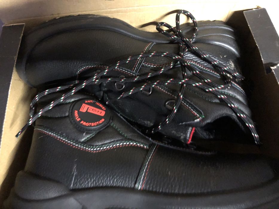 Работни обувки чисто нови!