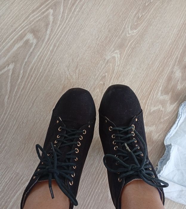 Продавам рокля с боти