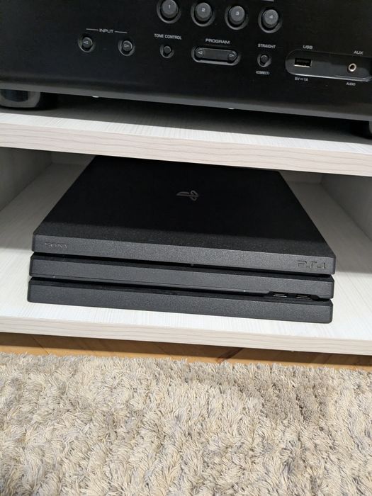 PS4 Pro 1 TB + 2 controlere + dock + 15 Jocuri
