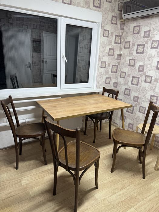 Кухонный стол и четыре стула