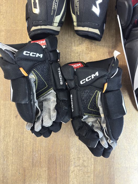 Продам комплекты с хоккею