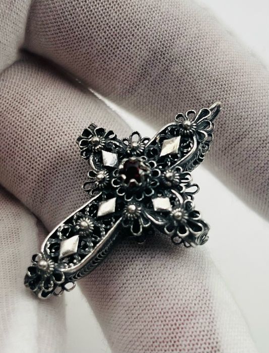 Филигранен сребърен кръст с рубин