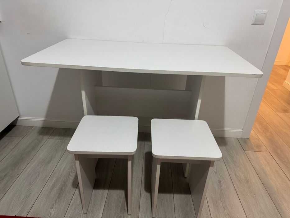 Стол со стульями