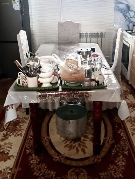 Стол стульяларымен сатылады.