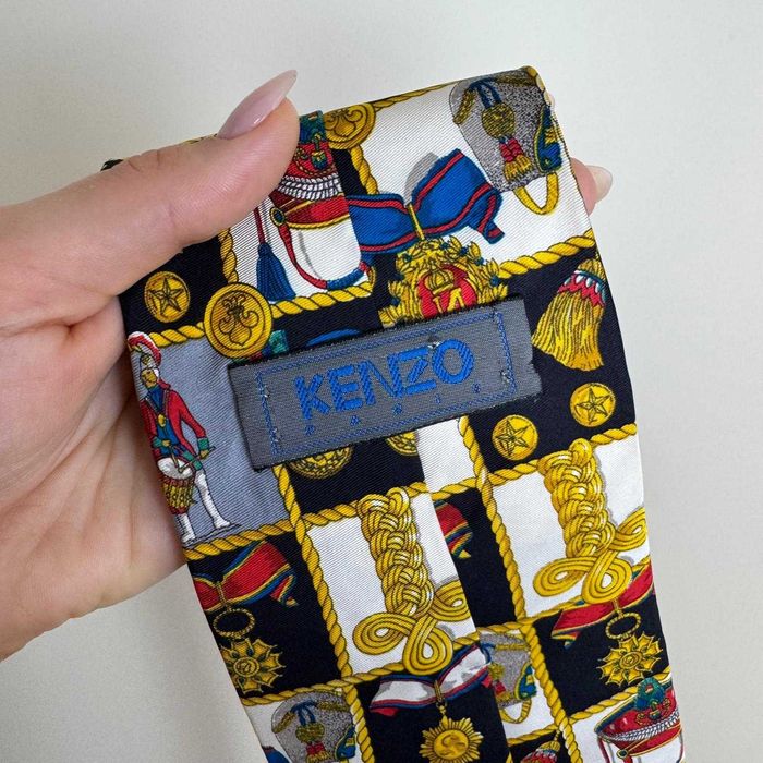 Вратовръзка на Kenzo