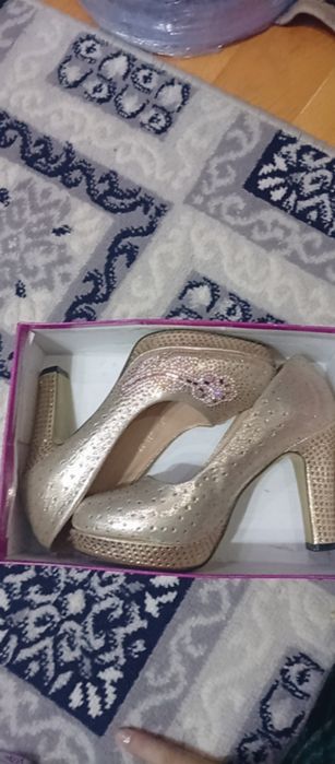 Oyoq kiyim 37 oʻlchamli Kabluk