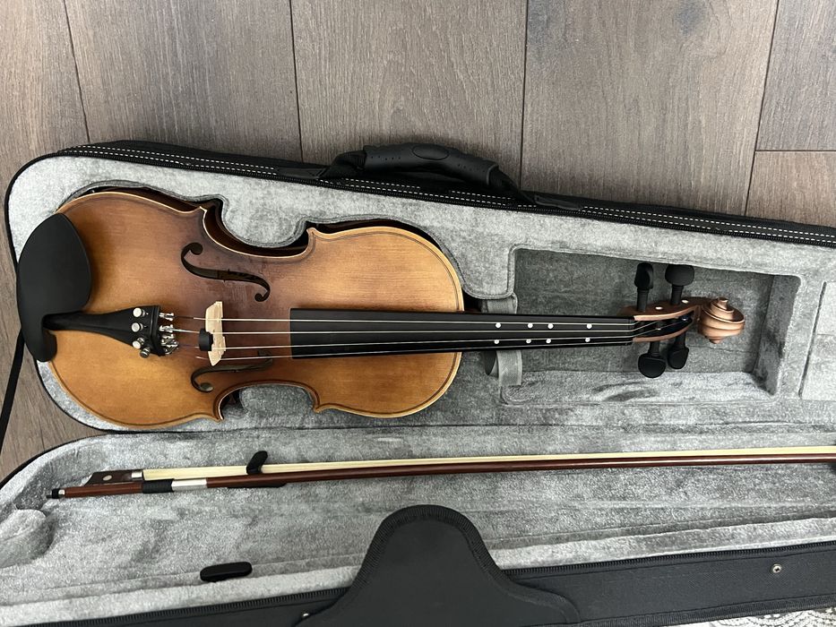 Vioară Eastar 4/4 – impreuna cu pachet – 1.100Lei
