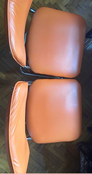 Продаются два оранжевых стула