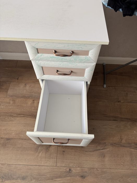 Стол для учёбы и работы