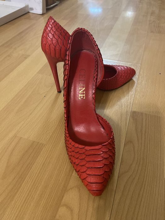 Красные туфли из змеиной кожи