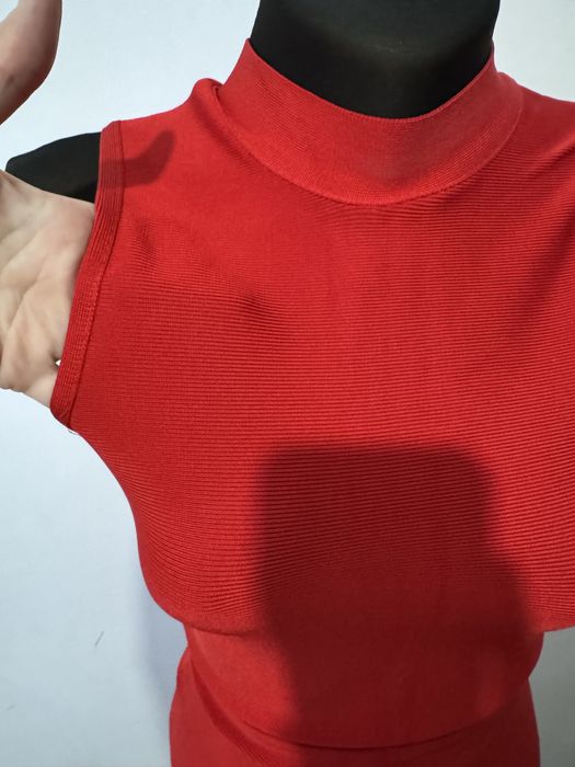 Платье облегающее красное