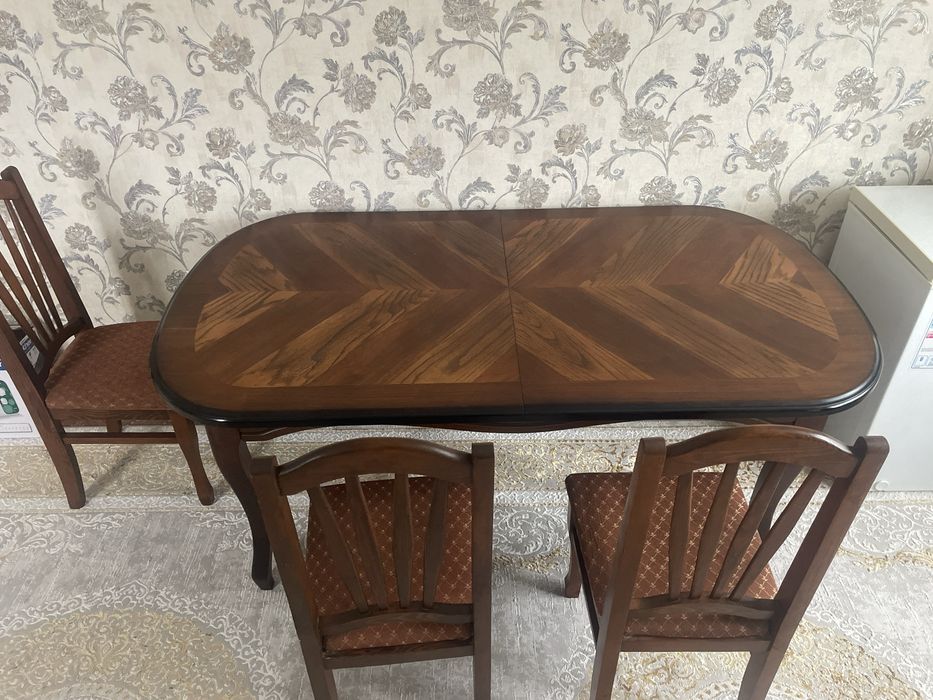 Продам комплект стол и стульев