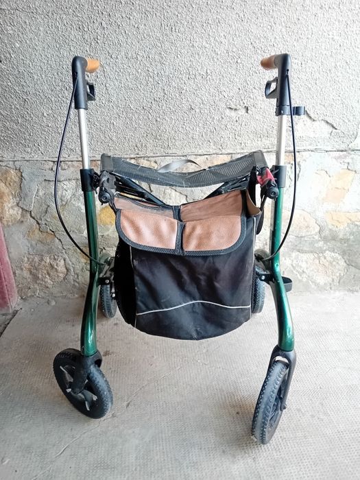 .Rolator pliabil verde.