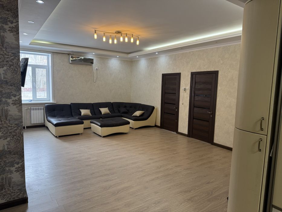 Угловой кожаный диван