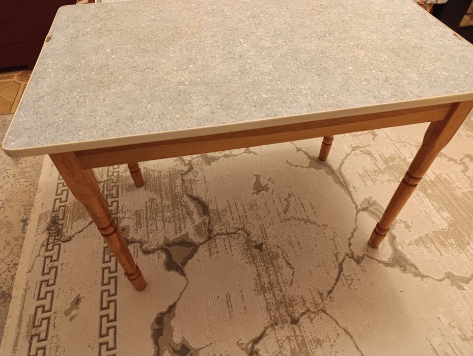 Продам кухонный стол.