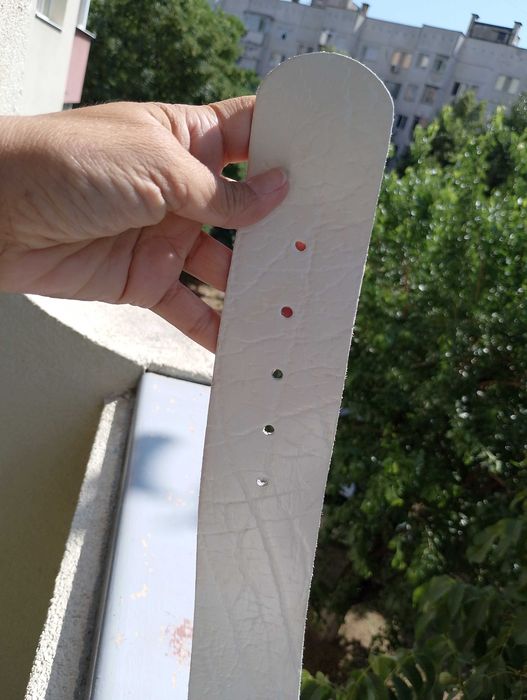 Красив дамски бял колан, широк, от естествена кожа - релефна, 9 лв.