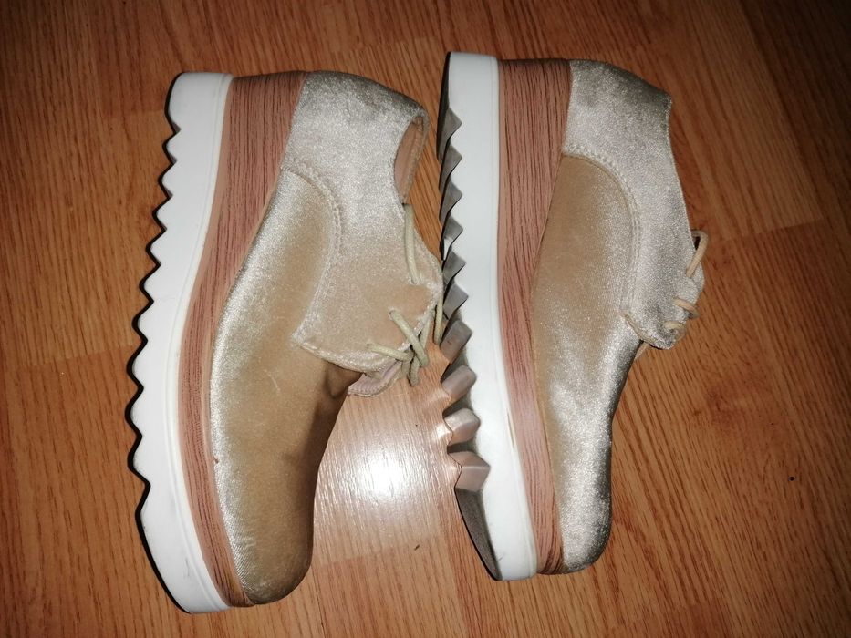 Pantofi pentru femei din catifea