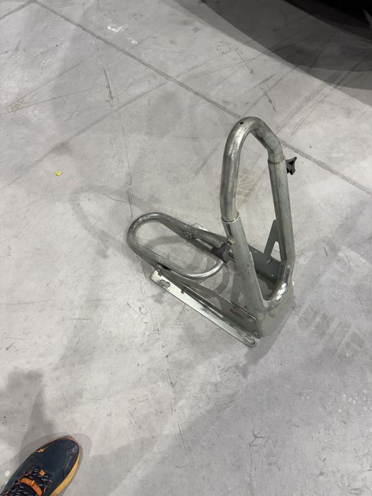 Стойка за мотори