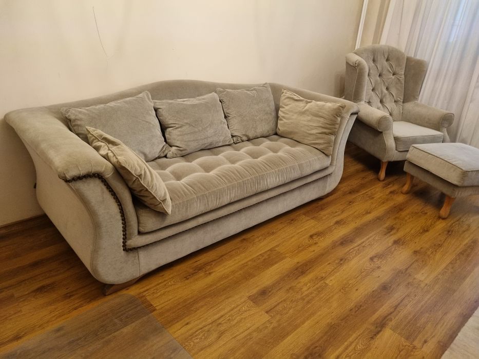 Vand canapea extensibila de 3 persoane.