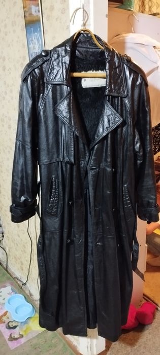 Продаю кожаный плащ.