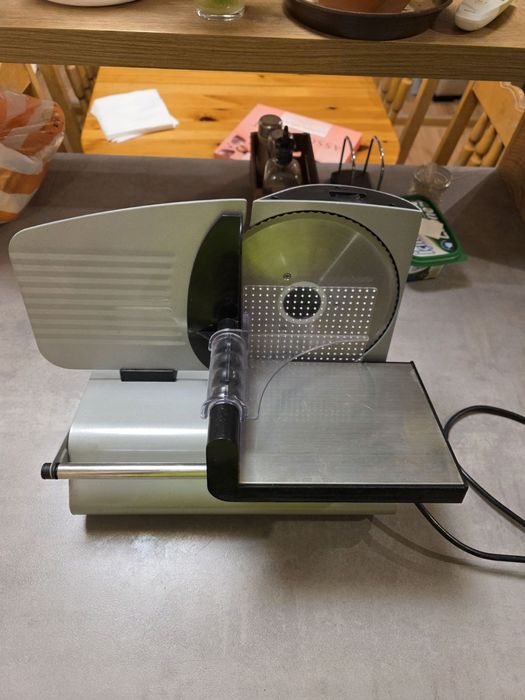 Продавам колбасо резачка