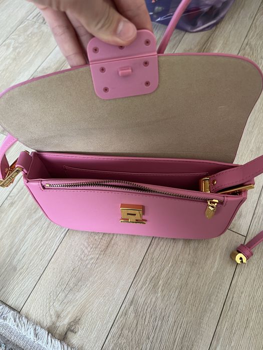 Сумка от Charles & Keith.