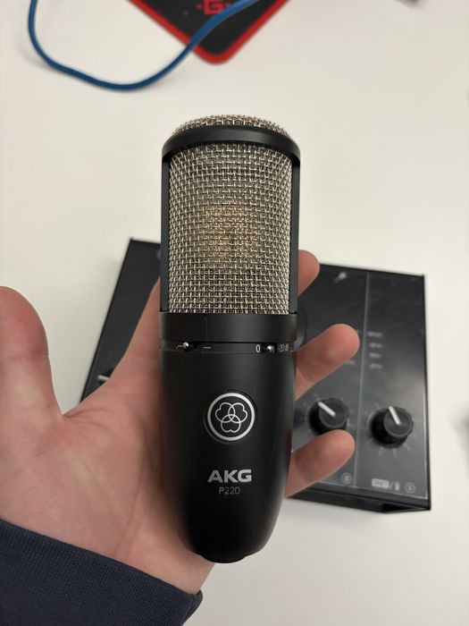 Студийный микрофон akg p220+звуковая карта в подарок