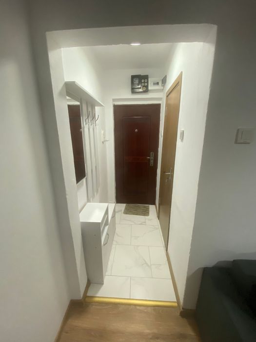 Inchiriez apartament cu doua camere de tip X, Zona Velenta