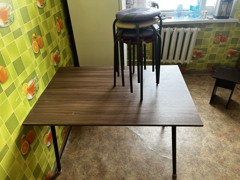 Стол кухонный со стульями