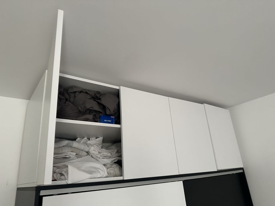 Vând corp mobilier cu rafturi patru uși.