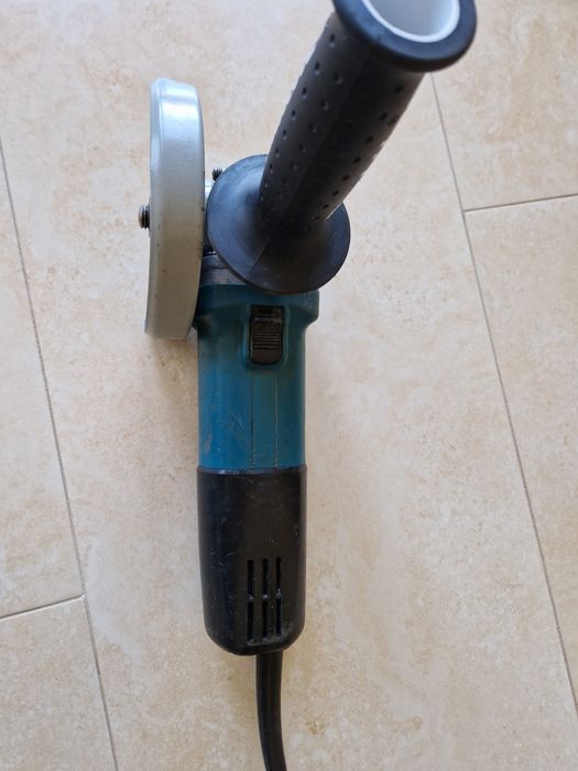 Makita 9558 HNR  - polizor unghiular