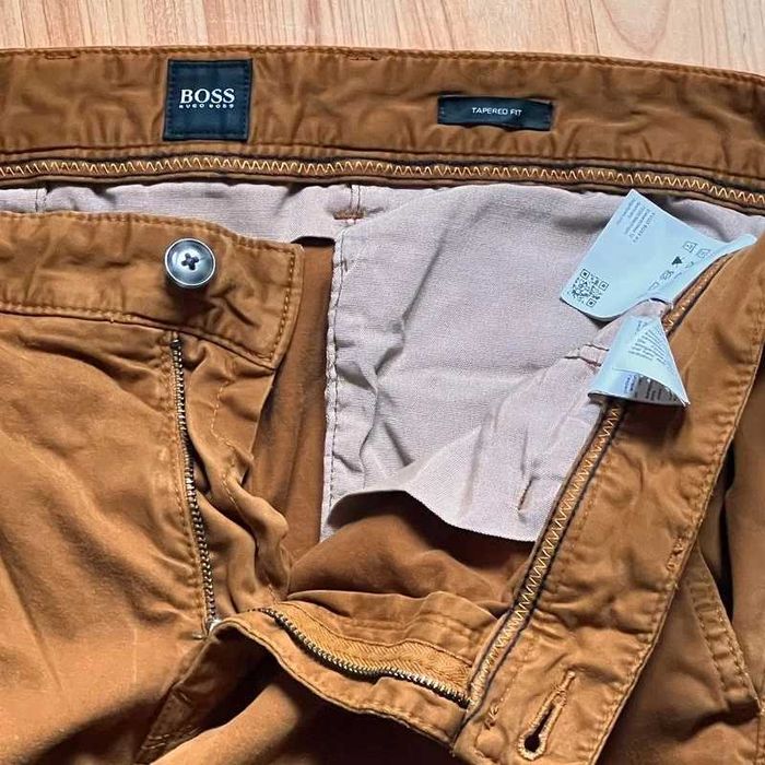 Pantaloni Hugo Boss chino croiala tapered fit maro