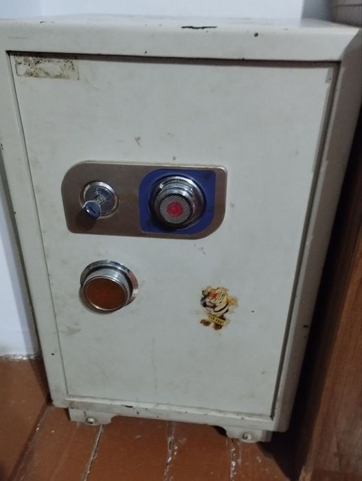 сейф сотилади 3 млн