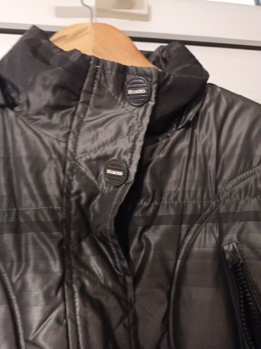 Дамско яке със сваляща се качулка